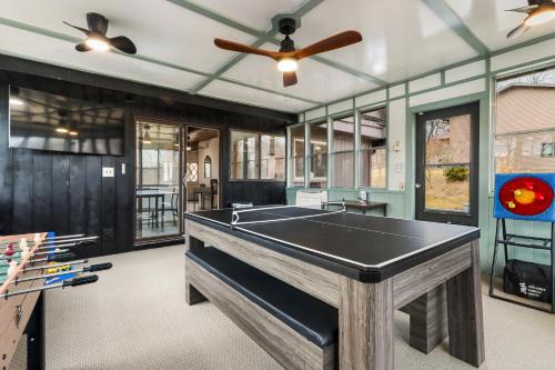 Lake Geneva Cozy Retreat – Game Room, Sleeps 16, Walk to Lake Como