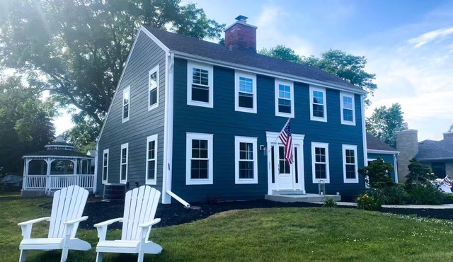 Lake Michigan Getaway! Lake Views, 4BR/3BA, Walk to Beach in Quiet Neighborhood