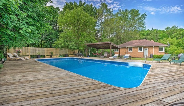 Lake Michigan Hideaway: Pool, Steps to Beach!