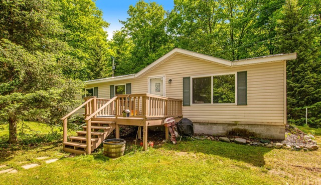 Lake view cabin w/dock, firepit, kayaks, W/D, & shared access to North Twin Lake