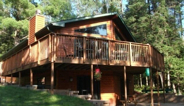 Lakefront -4 acres of private land - 6 Bedrooms - 2 kitchens - Dog Friendly!