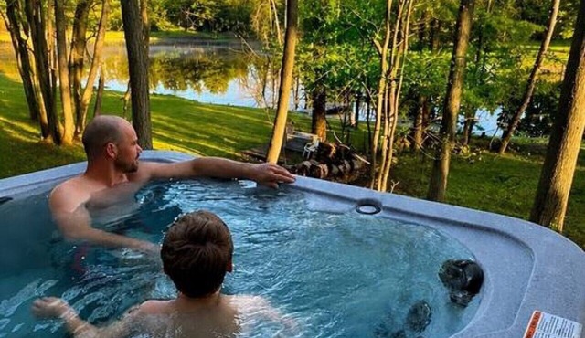 Lakefront Cabin w/Hot Tub + Movie room