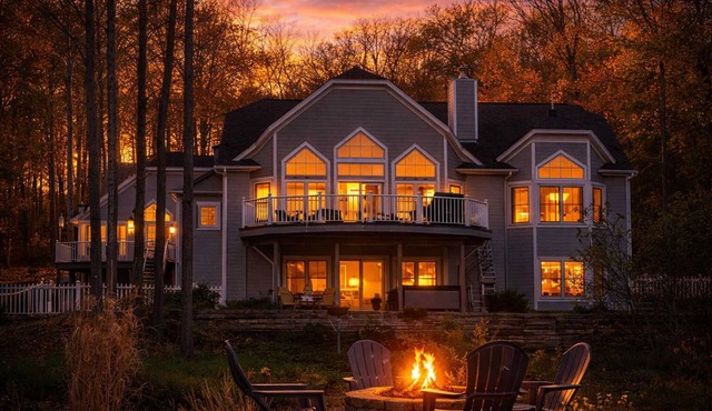 Lakefront Escape | Hot Tub, Dock + Sleeps 14 | Perfect for Groups