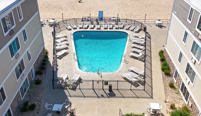 Lakefront Luxury Condo w/Association Beach & Pool