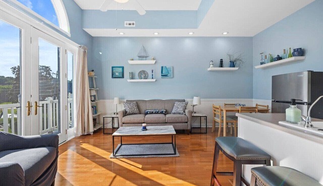 `Lakeloft` Adoring Flat