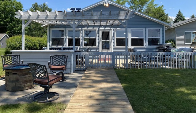 Lakeside getaway! 30 min from GR - Lakefront, kayaks, grill, fire table!
