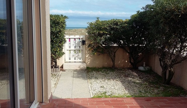 LARGE 3 BEDROOM APARTMENT ON THE SEAFRONT in quiet Barcarès just off the beach