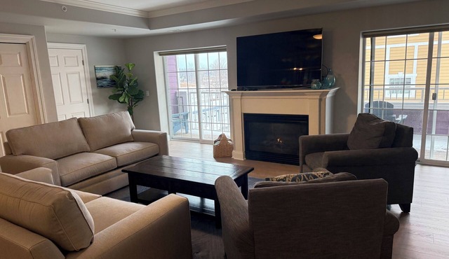 Large 3 BR w/two pools, parking - near everything