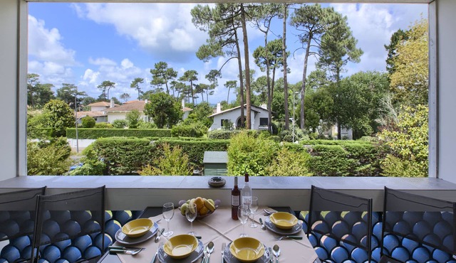 LARGE 4/5-PERSON APARTMENT NEAR THE BEACH