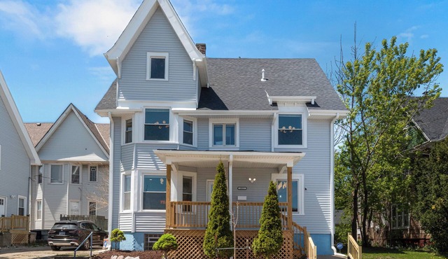Large 5 bdr near DT, perfect for groups and families! Games, bar, free parking!