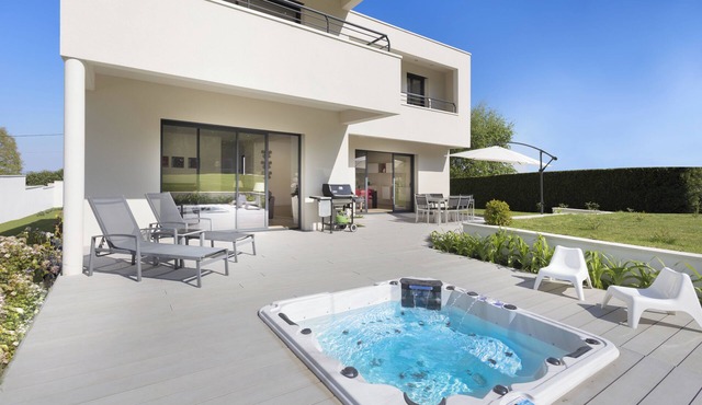 Large architect-designed house near Paris. Ideal for family relaxation