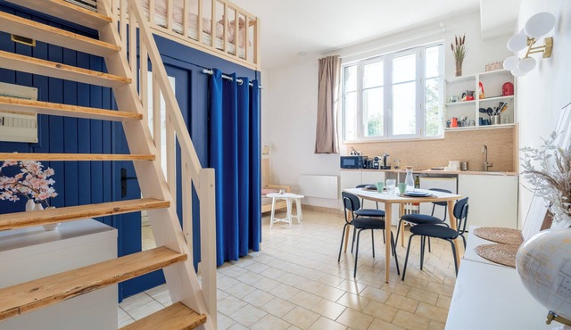 Large, bright, quiet studio with private parking in front of entrance - easy access