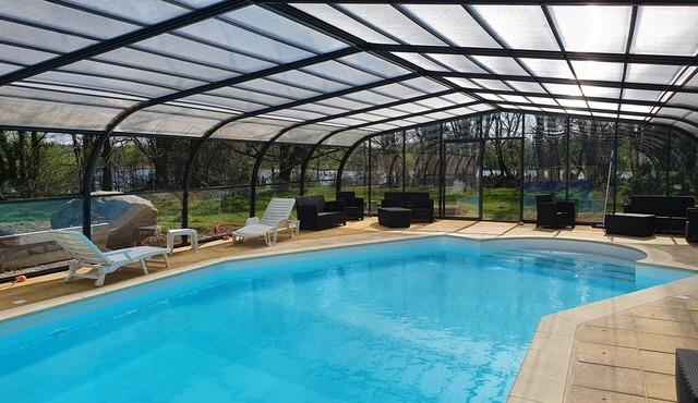 Large gîte with private covered and heated swimming pool, week and weekend rentals.