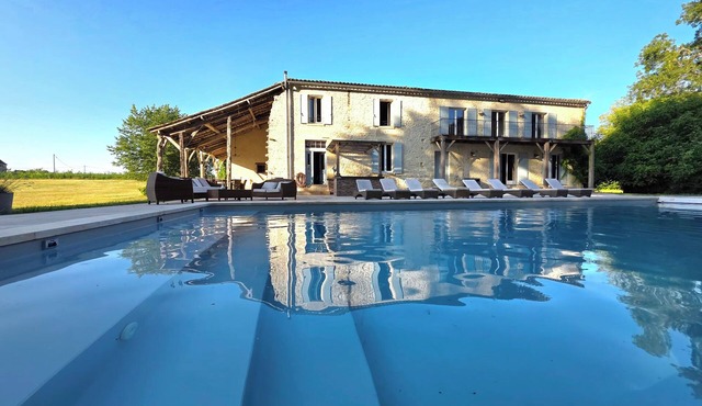 Large private house with swimming pool-15 pers,park, billiards, children's games