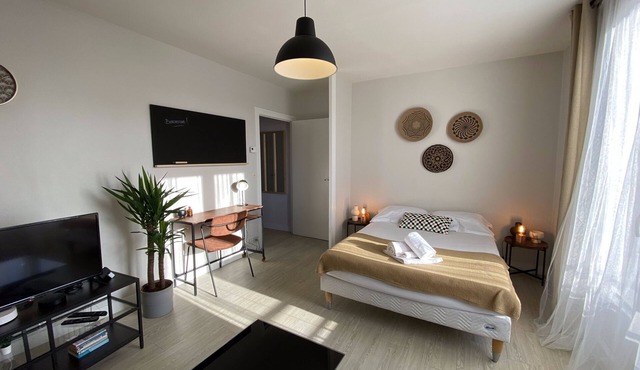 Large, quiet studio with balcony & free parking