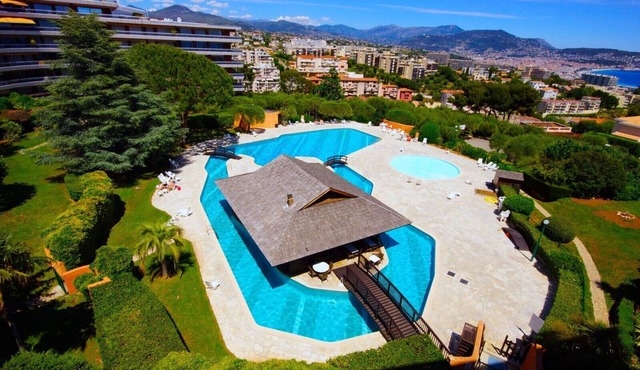 Large upscale studio in luxury residence, swimming pool, tennis court, park, . in Nice