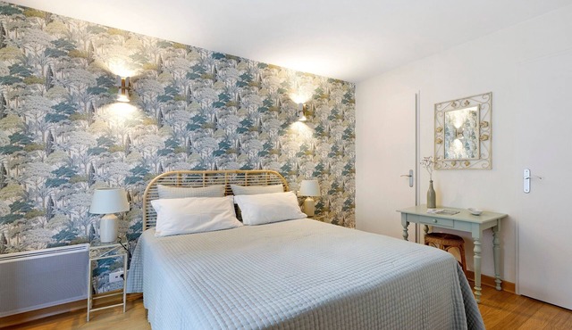 Les Douves Guest Rooms with Shared Terrace, Communal Garden and Wi-Fi