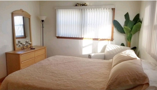 ** Lovely 2BDRM Apt ** 20 mins Ohare or Chicago