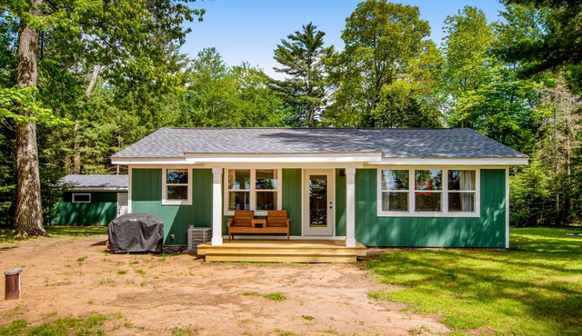 Lured Den - Completely Renovated Lakefront Cottage w/ Private Dock, Laundry, AC