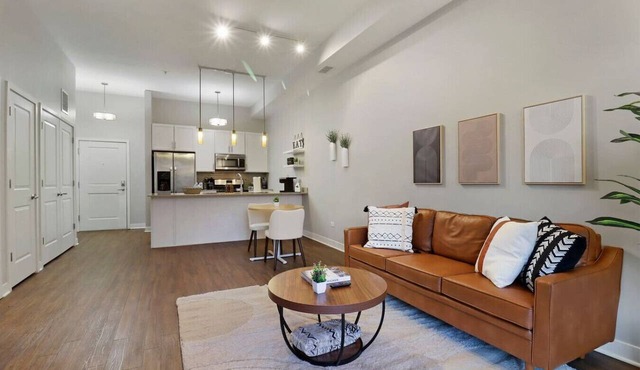 Luxe 1BR DT Elmhurst | Pool, Gym, Parking, King Bd