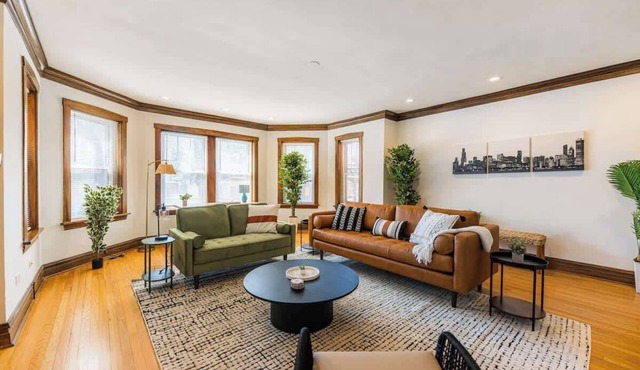 Luxe 3BR + Patio & Parking | Sleeps 9 | Lakeview
