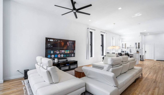 Luxe Spacious SFH in Bucktown w/Secure Parking