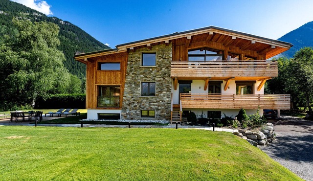 Luxury 6BR Chalet with Hot Tub & Glacier Views