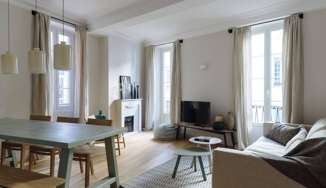 Luxury designer apartment with balcony in Nice's Old Town - 4 min walk to beach!