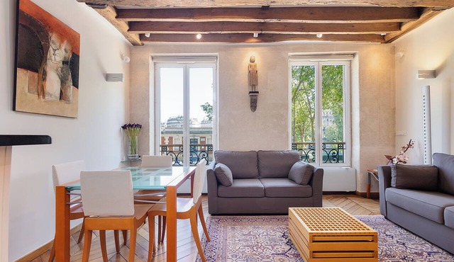 Luxury Seine Riverfront Apartment | Notre-Dame | Île Saint-Louis Views