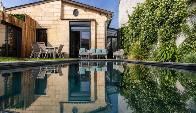 Magnificent single-storey house with swimming pool not overlooked