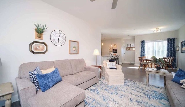 Main Floor Cozy 2 Bedroom Condo with a master suite in Bettendorf