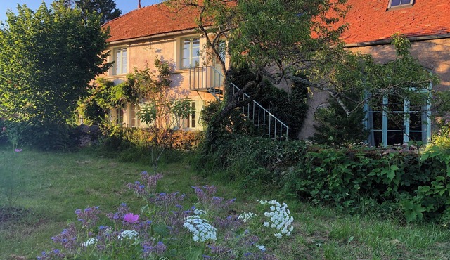 Maison Chaleureuse Dans Joli Village Bourguignon, Grand Jardin un peu Romantique in Thoste