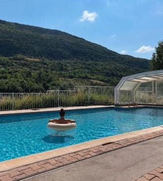 Maison confortable à La Roche-sur-le-Buis avec piscine partagée