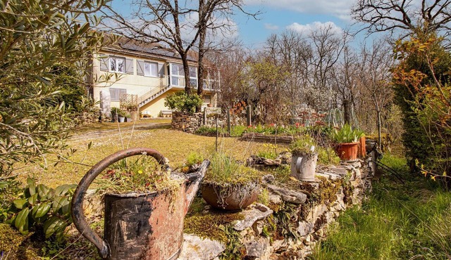 Maison Sur le Causse Corrézien: Charming getaway with fireplace, garden, and guaranteed peace
