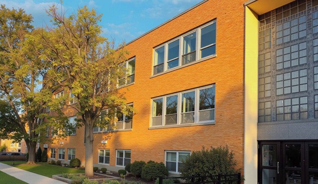 Marvelous 3-bedroom apartment with AC in friendly Brookfield