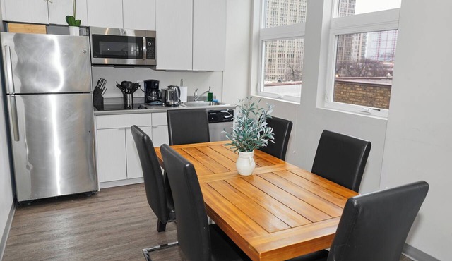 McCormick Place 2BR Oasis with Patio, Gym Near Museum Campus & Soldier Field