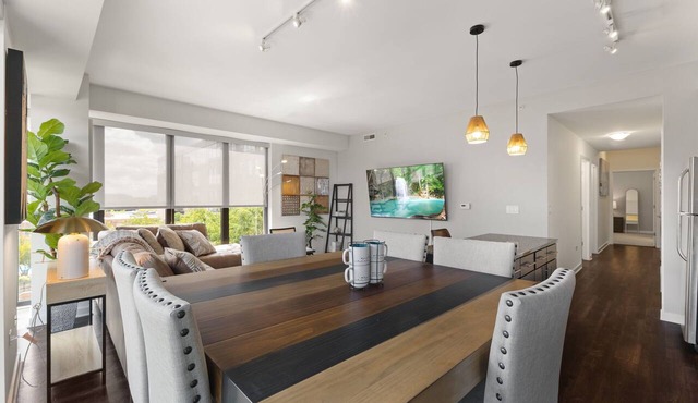 "Melody of Evanston" 3BD, 2BA UrbanLux Condo