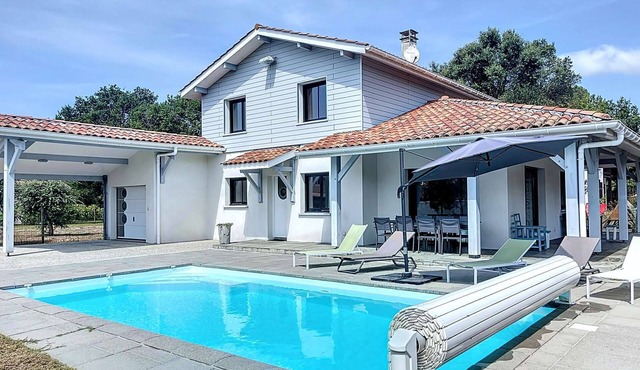 MESSANGES, VERY NICE 4-BR VILLA WITH SWIMMING POOL
