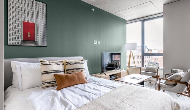 Mod West Loop Studio w/Gym, Pool, nr. Restaurant Row, by Blueground