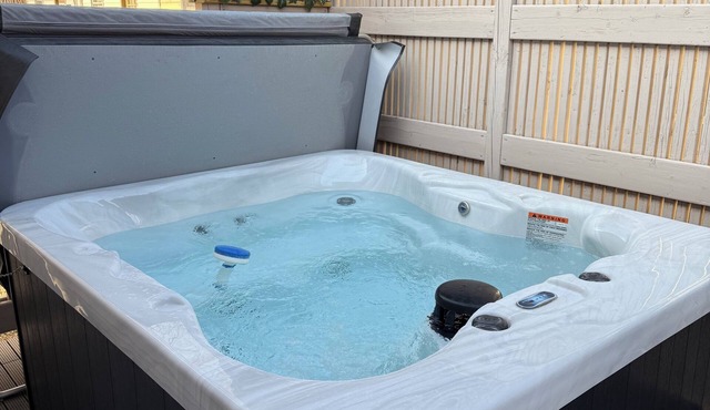 Modern 2-bedroom home with 2 full bathrooms and hot tub!