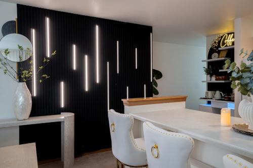 Modern 4BR Retreat w/Workspace + Coffee Bar
