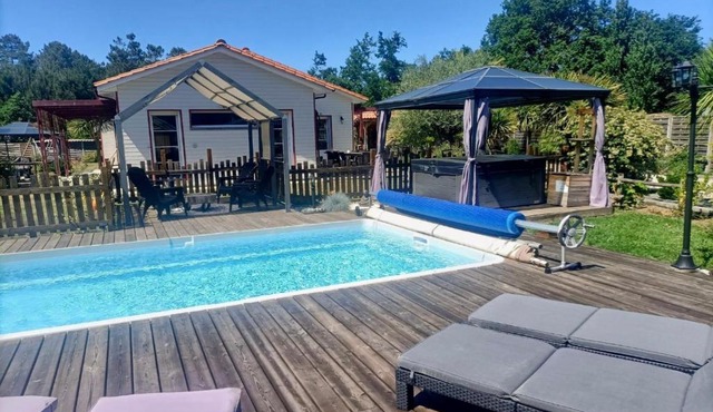 Modern house with Pool & Jacuzzi in Carcans