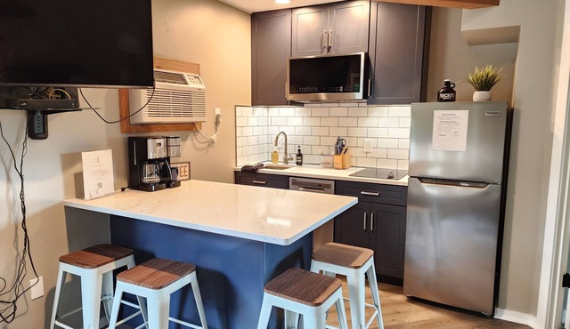 Modern NEWLY renovated 1 bedrm, WIFI, Pool, new kitchen Summer of 24! sleeps 4.