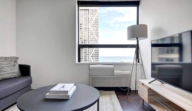 Modern Streeterville 1BR w/Gym, Pool, walk to Navy Pier, by Blueground