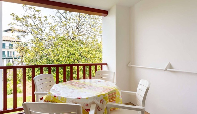 Modern studio with pool and parking, near Basque corniche