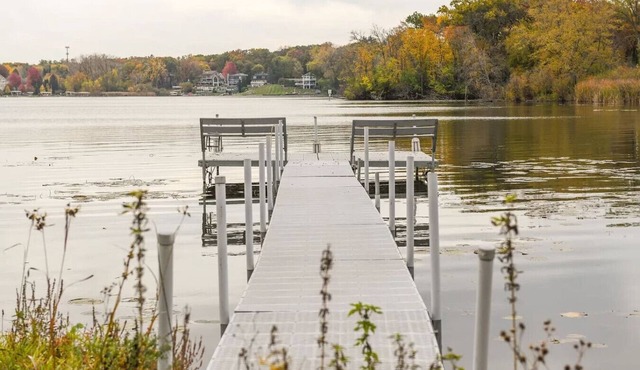 Monthly and Seasonal Large Petite Lake 4/4 Lakehouse Retreat with Hot Tub