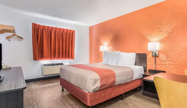 Motel 6-Elk Grove Village, IL