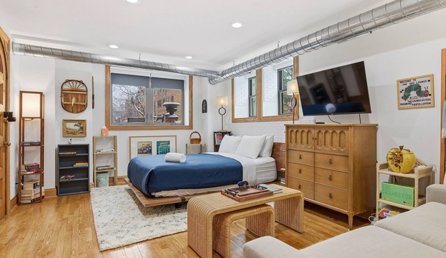 NEW! Fully Updated Jr. 1 Bed, Steps from Lincoln Park by AllSet Turnover