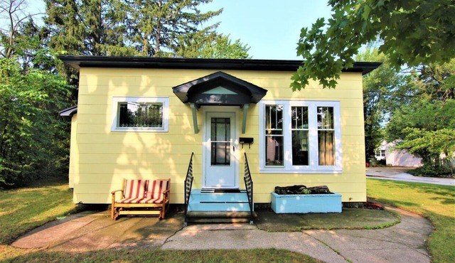 New Listing: perfect location, Sunshine Cottage, a cute little gem in Lakeside!