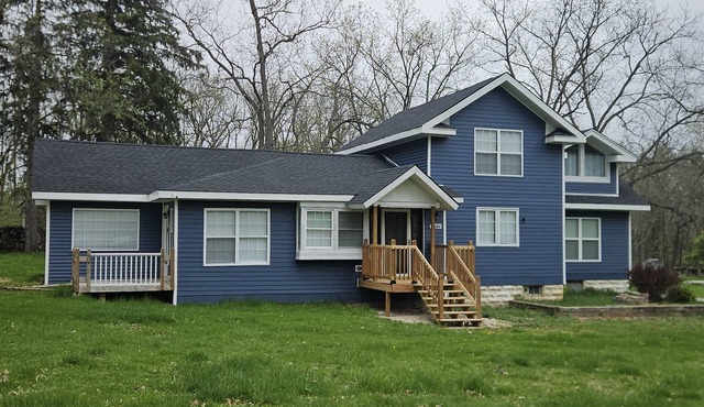 New Renovation: 5BR Lake Delavan Retreat, Fire Pit, Huge Yard, Lake Access
